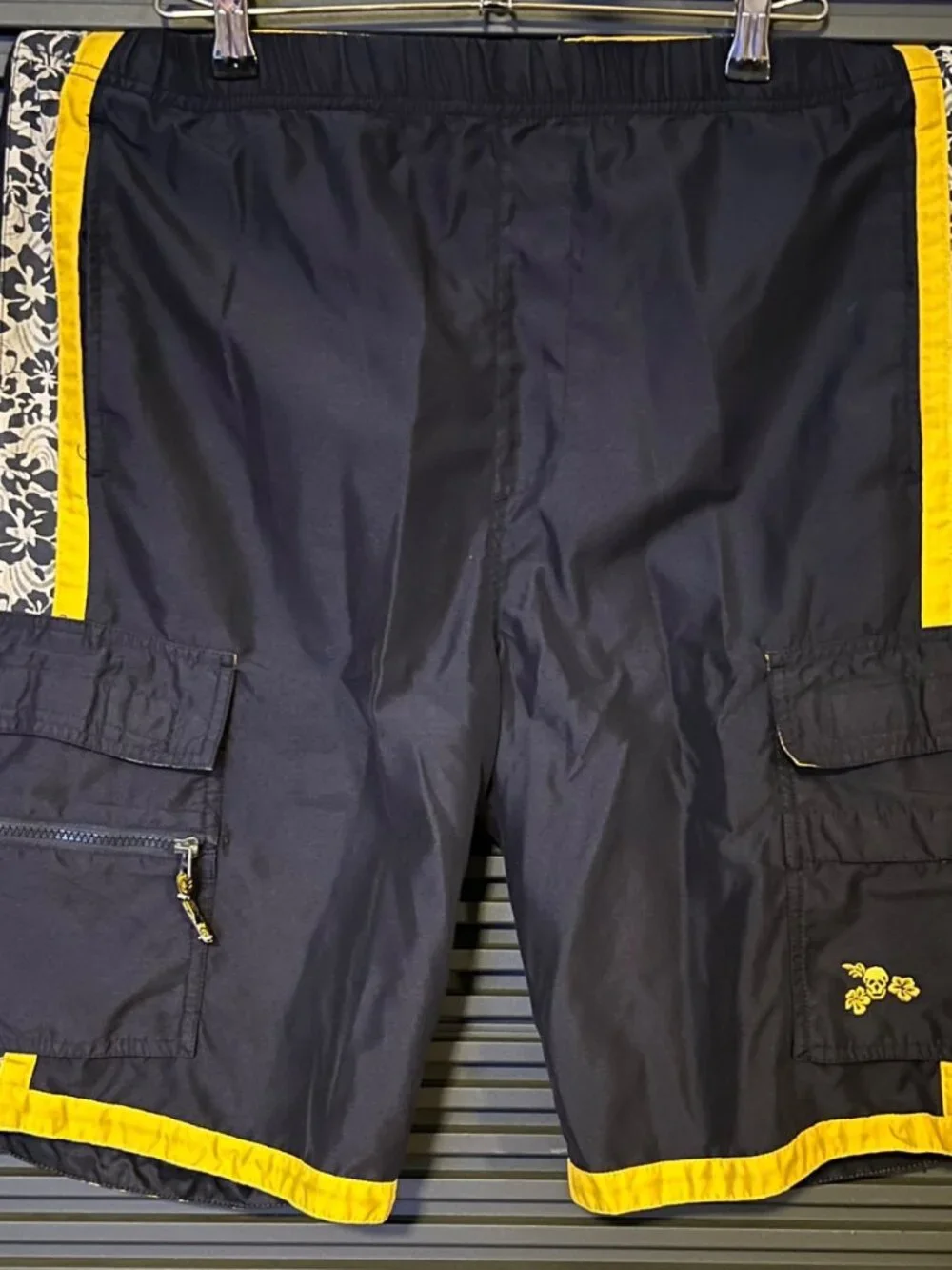 Plugg Co. Mens Cargo Board Shorts Black & Yellow Floral‎ Accents Size M